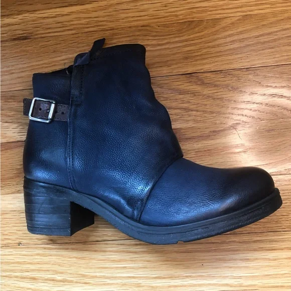 💙💙 Miz Mooz Navy Leather Ankle Boots 💙💙 - Picture 2 of 15